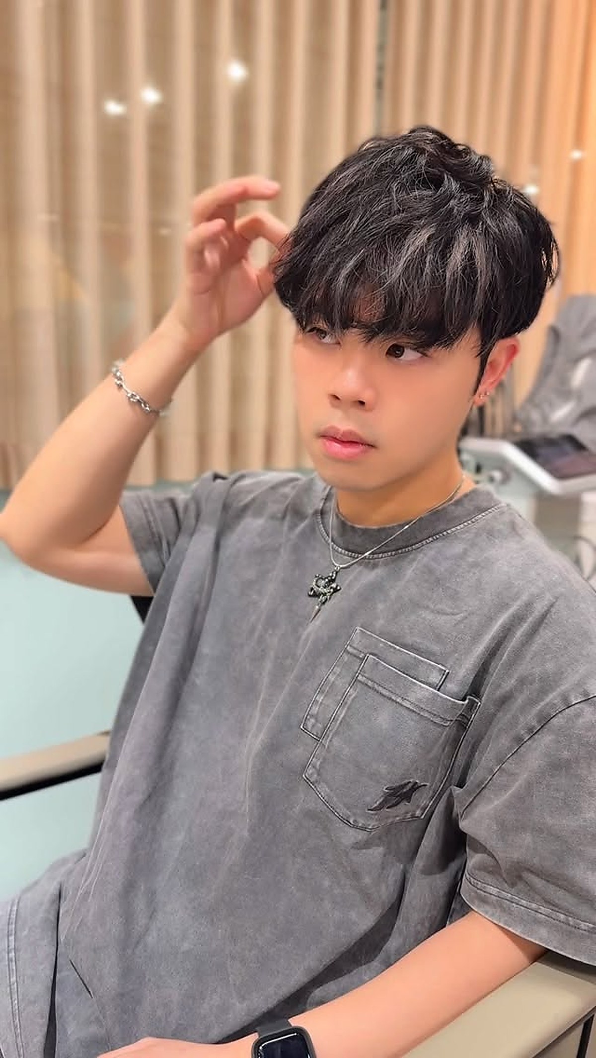 Short textured hair style, men's shape