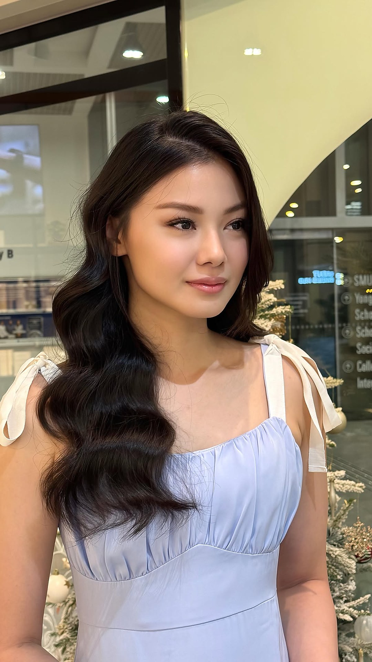 Long wavy hair styling, lived-in waves