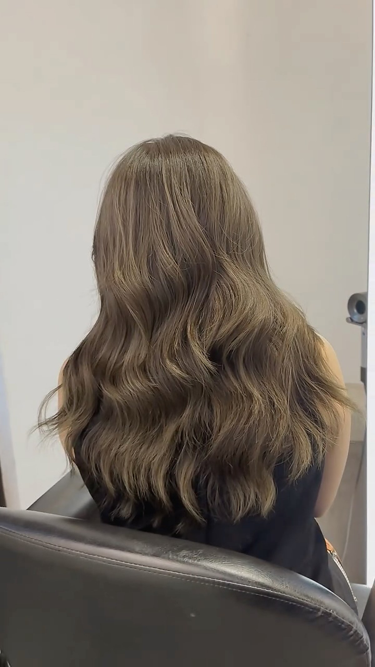 Long wavy hair styling finish