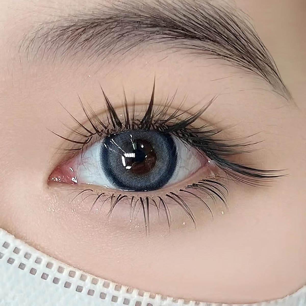 Eye makeup with lashes, full glamour finish