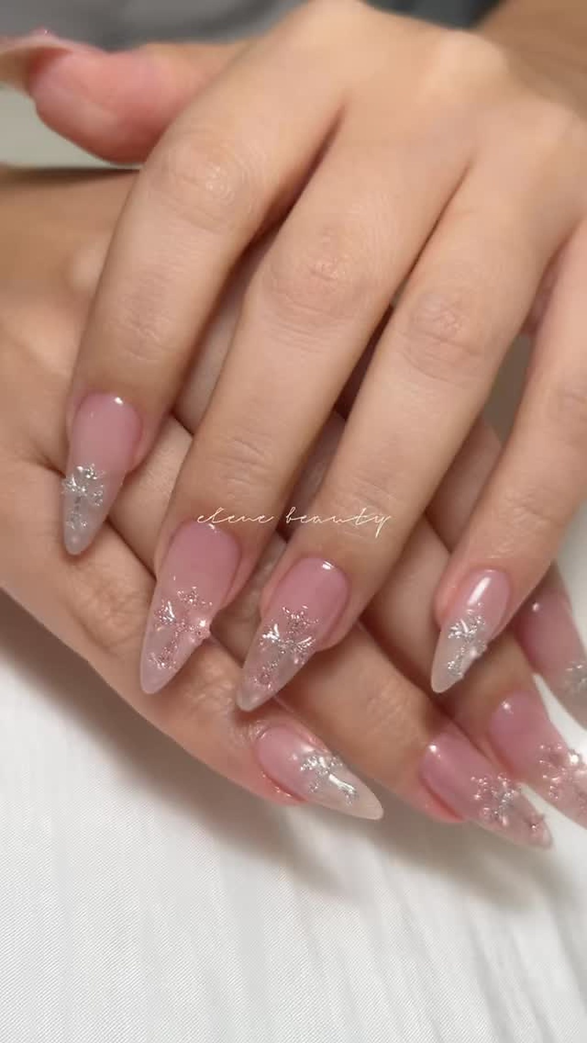 Almond-shaped nails with glitter design