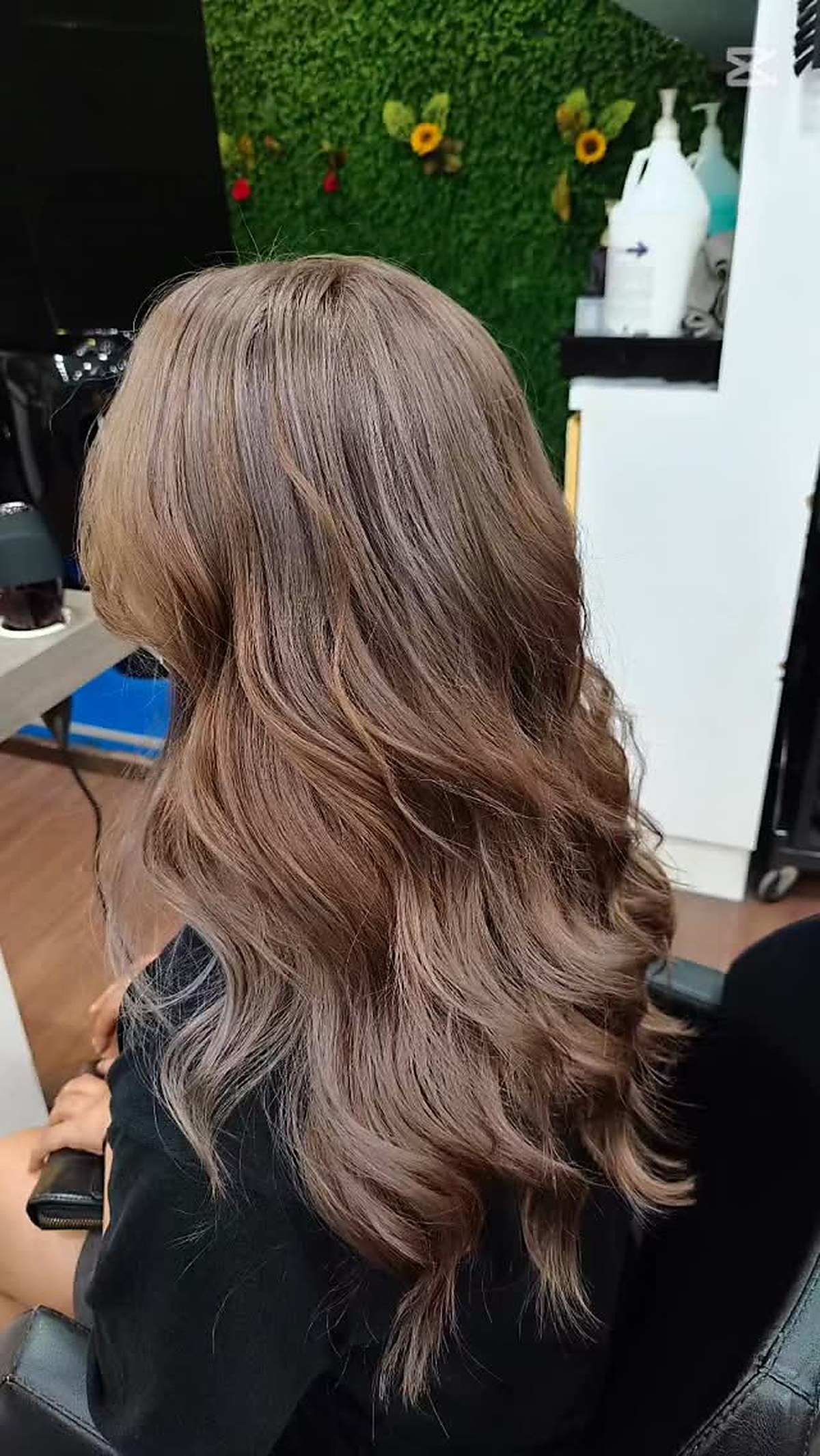 Long wavy hair styling