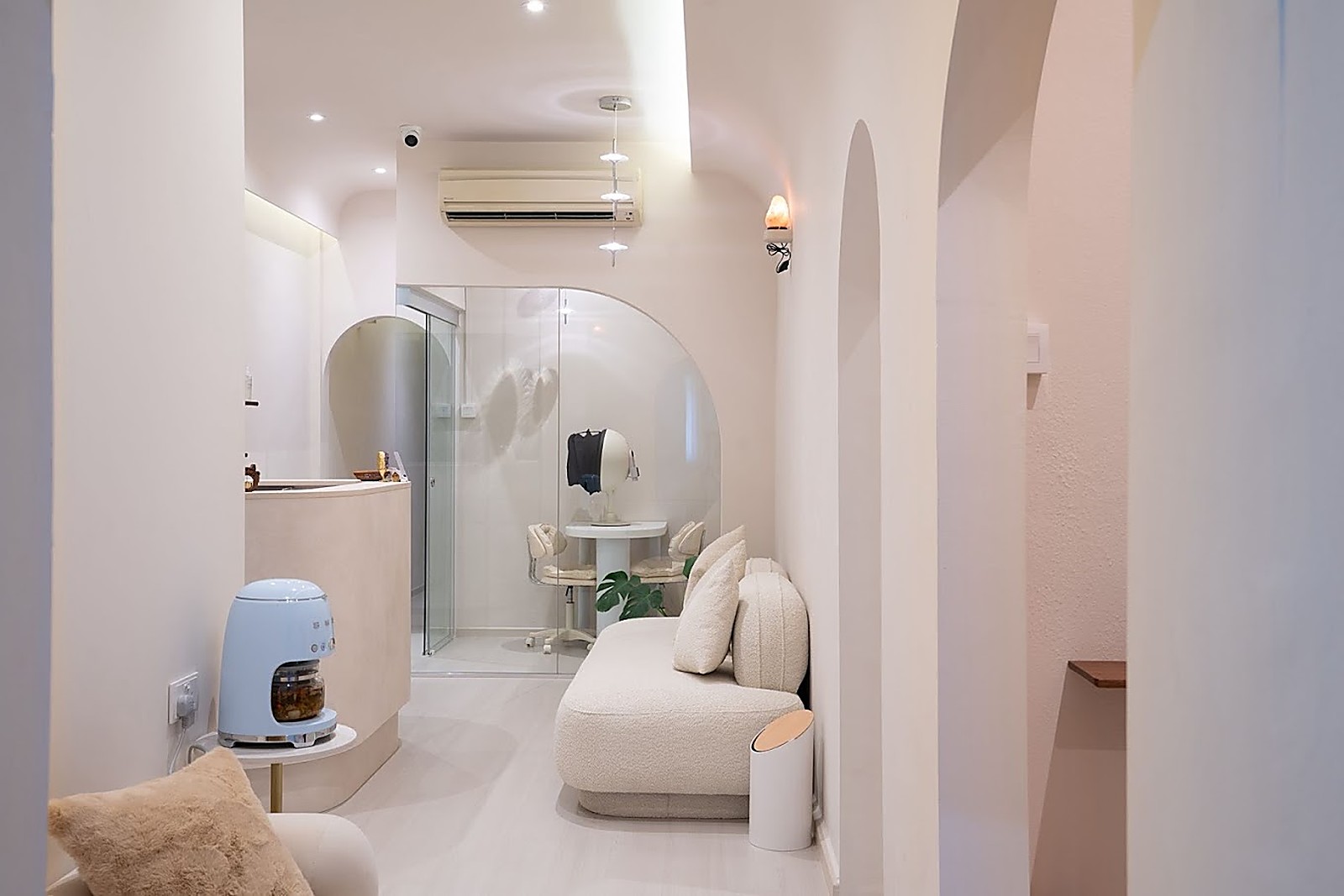 The minimal beauty studio interior at K's Parlour