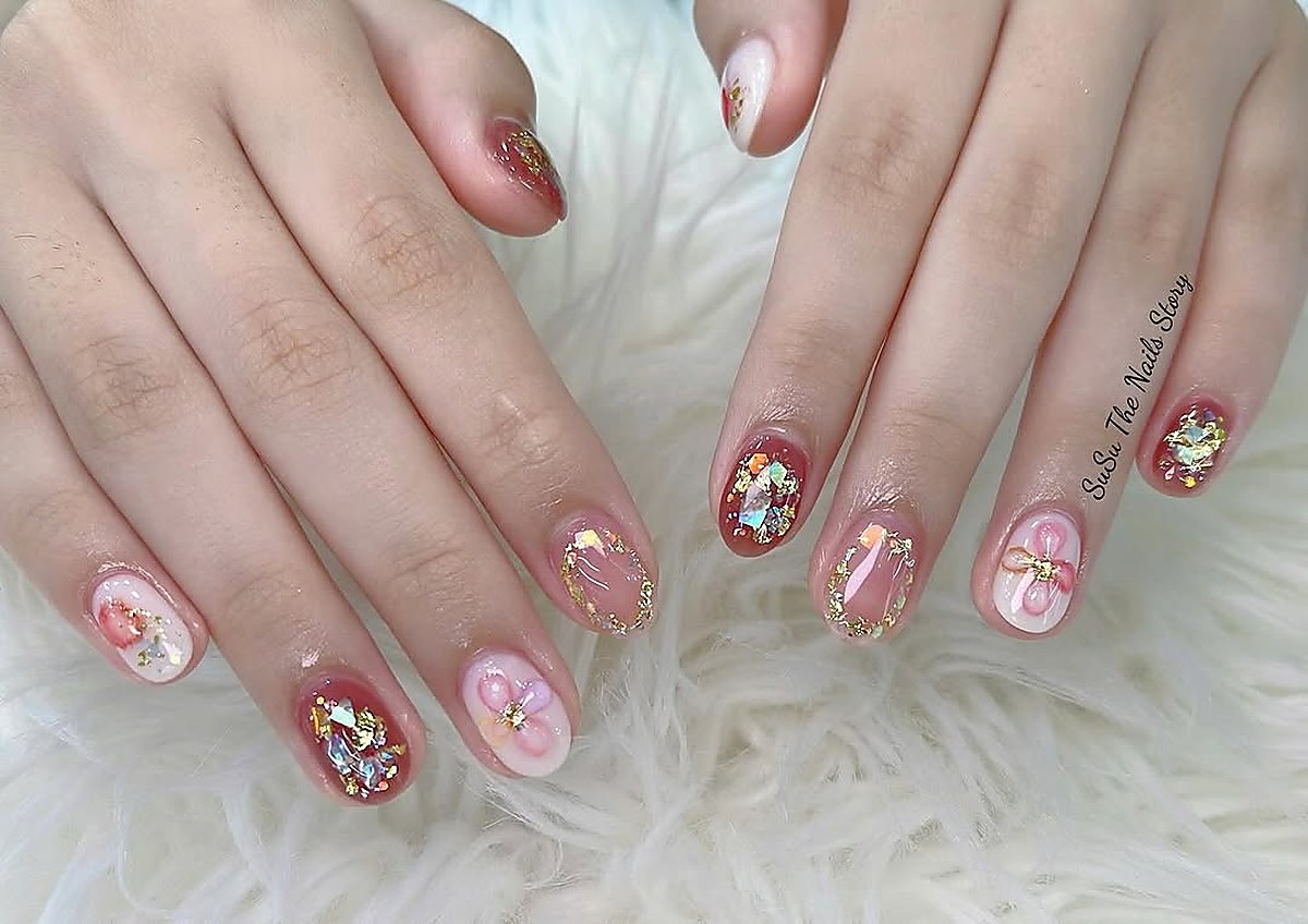 Nail art with fine glitter design